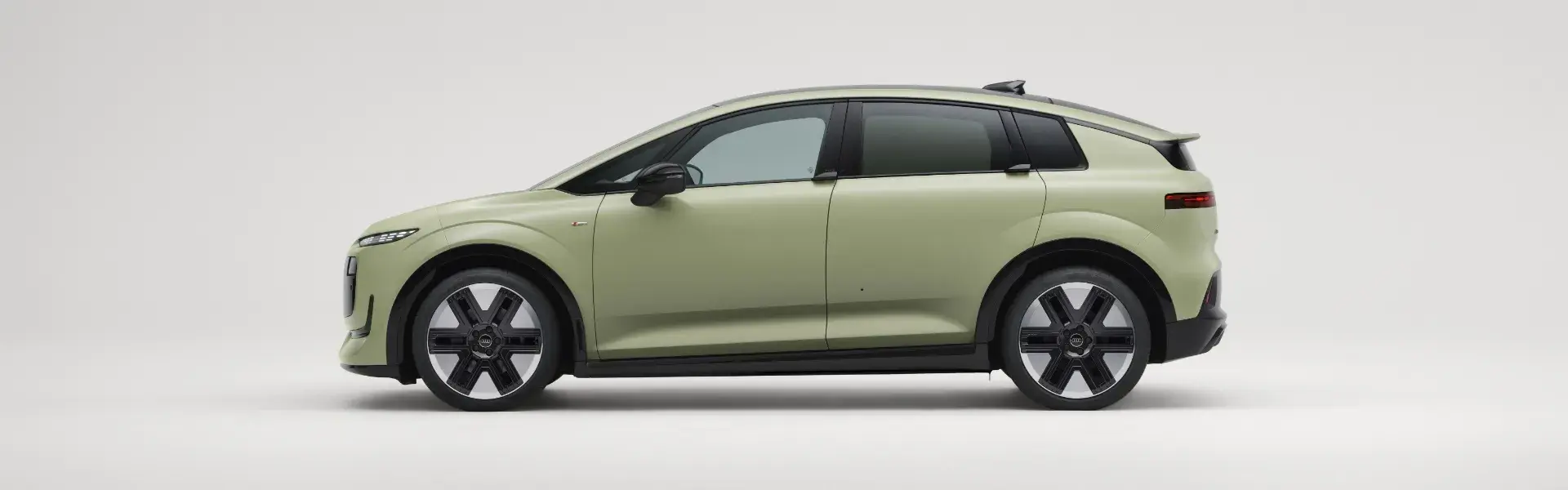 Sideprofil af en lysgrøn moderne SUV på hvid baggrund.